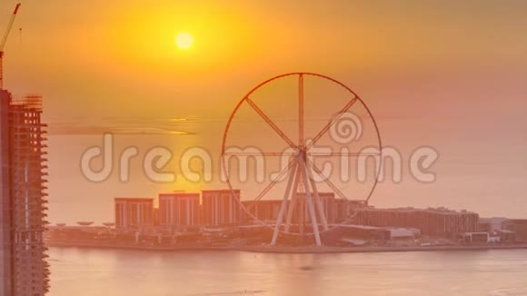 日落时的蓝水岛带摩天轮的空中时光视频的预览图