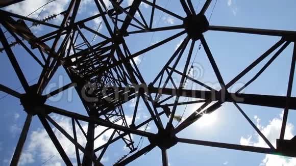 具有天空背景的高压塔高压电源塔架对抗蓝天和太阳光高压电源线视频的预览图