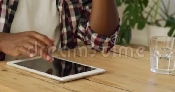 男人在家使用智能手机和平板电脑视频的预览图