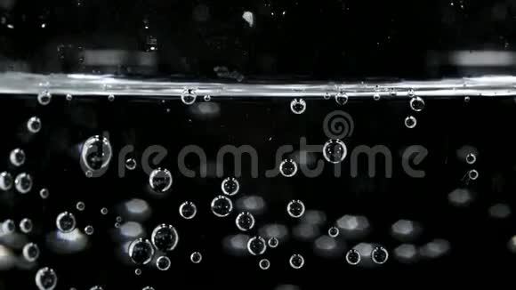 玻璃中有水泡视频的预览图