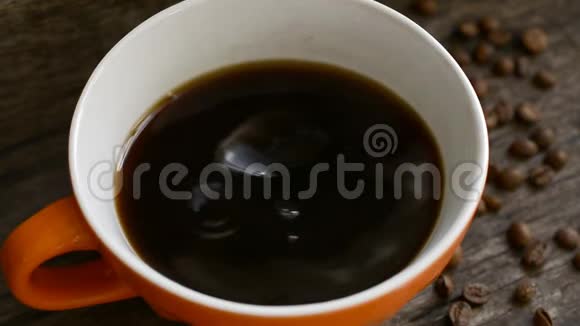 咖啡杯和咖啡豆视频的预览图