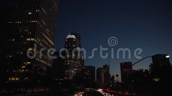 晚上洛杉矶市中心的高速公路交通晚上尖峰时段交通4K视频的预览图