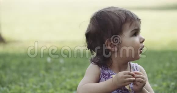 可爱的女婴在夏末探索公园视频的预览图