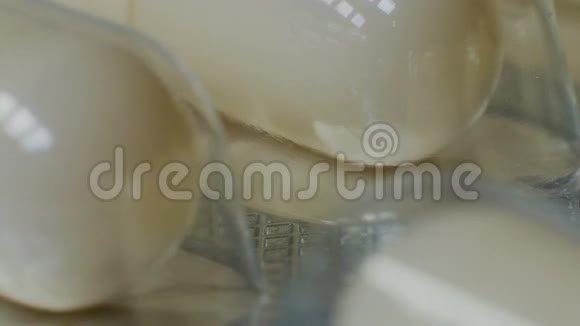 医用药丸放置在旋转的桌子上用白色无缝背景拍摄视频的预览图