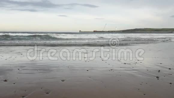 苏格兰阿伯丁海滩的海浪岩石与和平视频的预览图