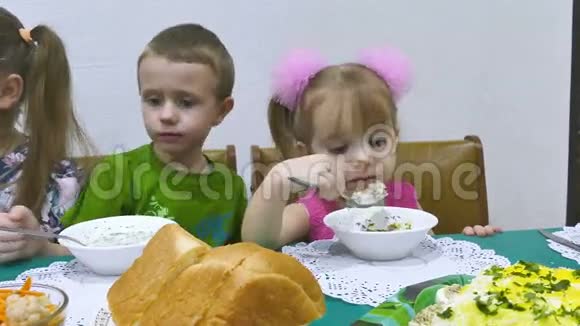 儿童早餐家庭生日圣诞庆祝活动视频的预览图
