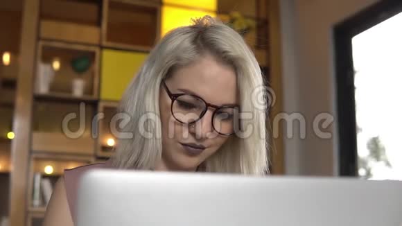 使用笔记本电脑的女人视频的预览图