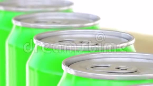 绿色铝罐在传送带上移动软饮料或啤酒生产线回收包装4K无缝环视频的预览图
