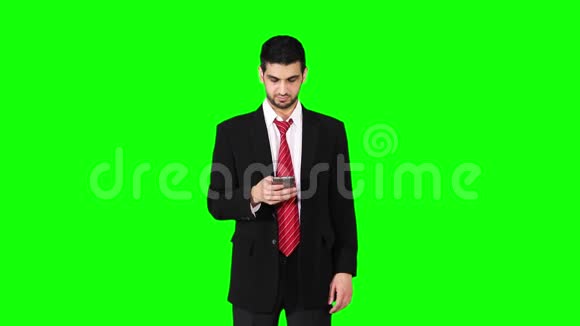英俊的商人用手机说话视频的预览图