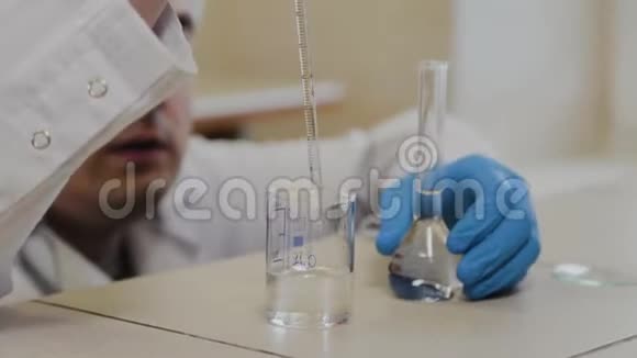 实验室里有试管的男科学家进行实验视频的预览图