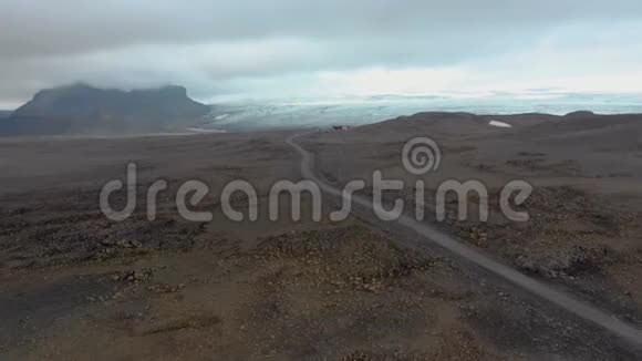 冰岛路的鸟瞰图视频的预览图