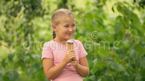吃冰淇淋的小女孩视频的预览图