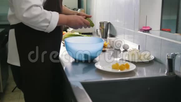 男性厨师在商业厨房或餐厅准备沙拉视频的预览图