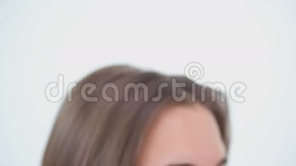 平静的女人梳着棕色的头发视频的预览图
