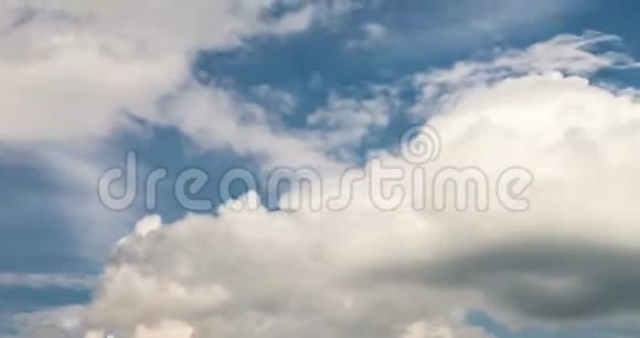 时光流逝的片段白色的灰色蓬松卷卷的云视频的预览图