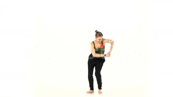 开始赤脚跳舞的年轻女子社交视频的预览图