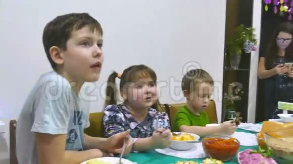 孩子们吃家庭早餐生日男孩和女孩吃庆祝活动视频的预览图