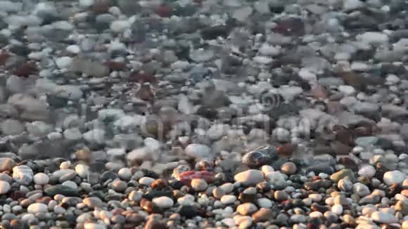 放松冲浪石头日落高清视频的预览图
