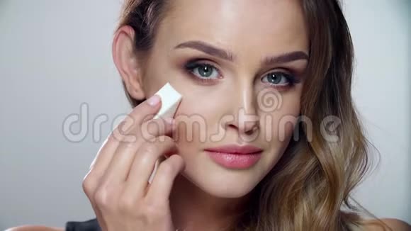 化妆美容女人用海绵做美容视频的预览图