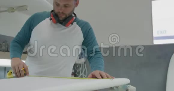 他的车间里有男冲浪板制造商视频的预览图