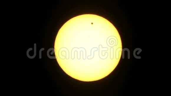 金星穿过太阳的圆盘视频的预览图