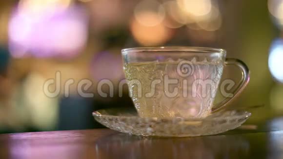 玻璃茶杯里的热水视频的预览图
