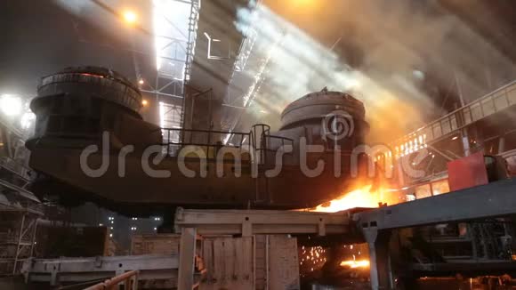 电炉炼钢巨大的钢铁厂视频的预览图