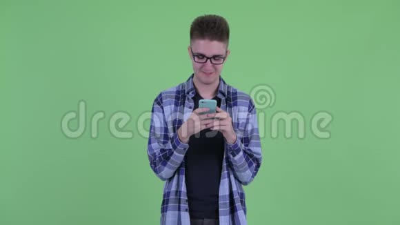 快乐的年轻潮男在用手机思考视频的预览图