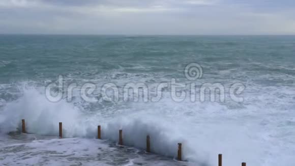 巨大的波浪在石头海岸上破浪前进视频的预览图