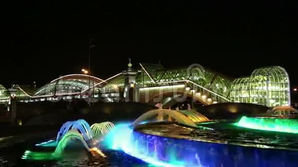 欧洲广场动画喷泉和Kiyevskaya火车站夜间照明莫斯科俄罗斯视频的预览图