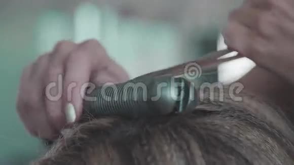 美容师在工作一个发型师为一个女孩做发型卷发视频的预览图