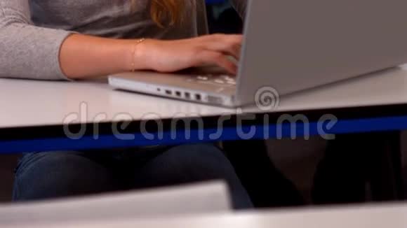 学生在课堂上使用她的笔记本电脑视频的预览图