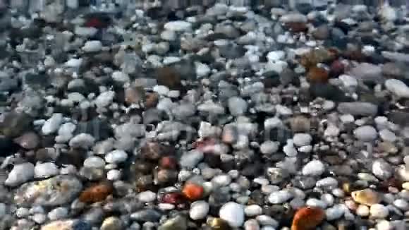放松冲浪石头日落高清视频的预览图