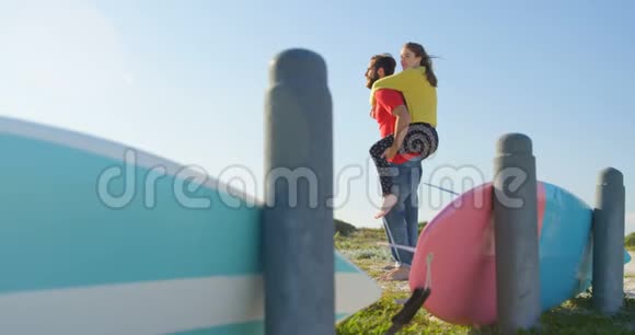 年轻人在海滩上背着女人视频的预览图