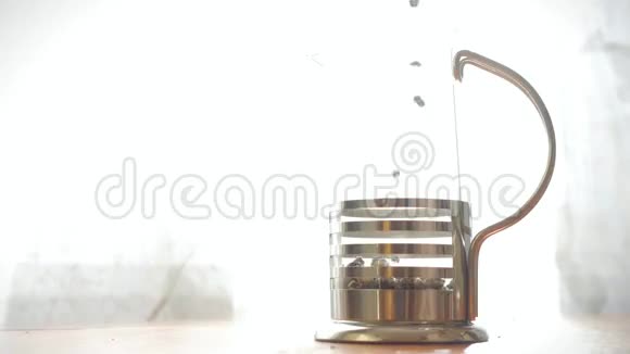 玻璃茶壶里面有盛开的茶花倒灌视频的预览图