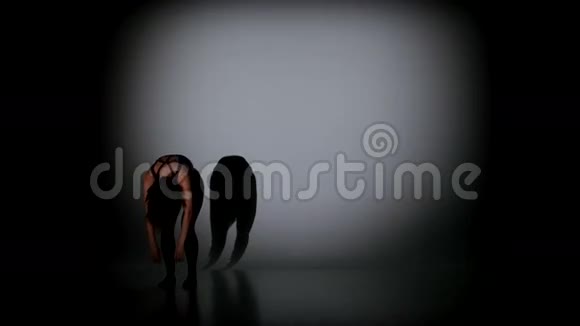 少女在黑色背景下轻舞视频的预览图