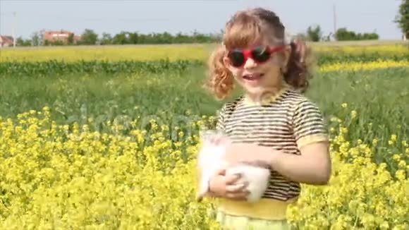 带着白兔的小女孩视频的预览图