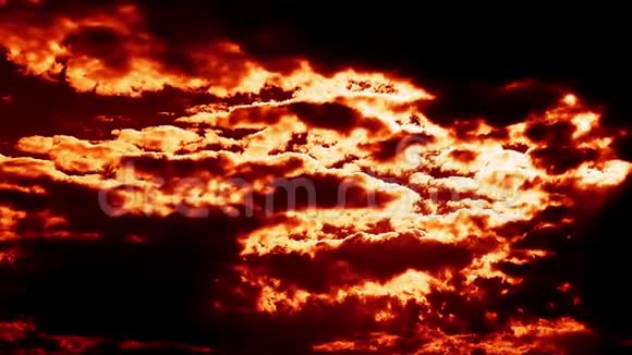 像地狱一样燃烧的乌云视频的预览图