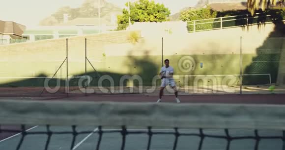 在晴天打网球的人视频的预览图