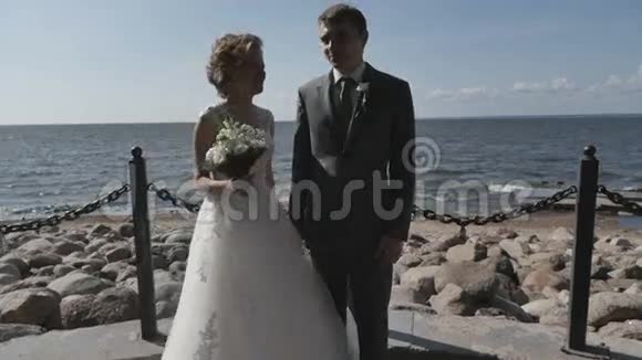 婚礼结束后这对夫妇在海滩上浪漫的新娘和新郎视频的预览图