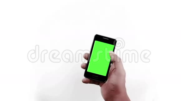 人手拿着白色背景上带有色度键绿色屏幕的手机智能手机视频的预览图