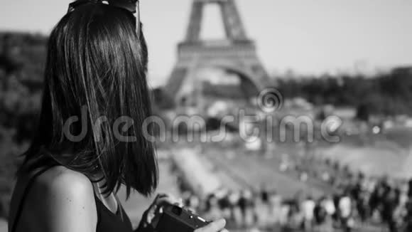 巴黎城市的法国年轻女子可以俯瞰埃菲尔铁塔视频的预览图