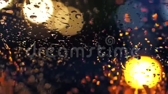 雨水中交通照明的模糊视频的预览图