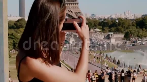 去巴黎度假旅行的快乐女孩视频的预览图
