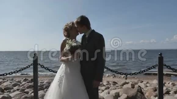 婚礼结束后这对夫妇在海滩上浪漫的新娘和新郎视频的预览图