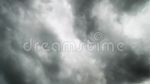雨云在天空中流逝视频的预览图