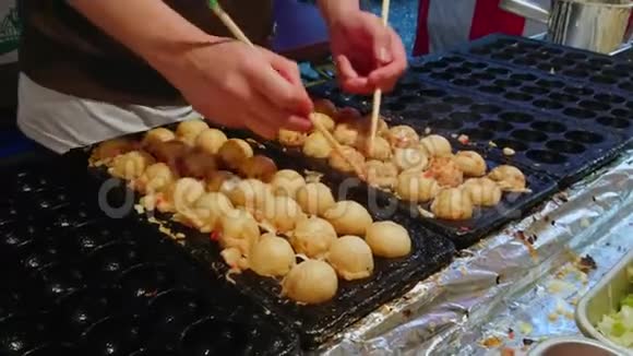 日本特色菜的准备和街头食品销售视频的预览图