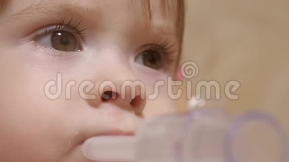 小女孩在医院里用吸入面罩治疗孩子生病了通过吸入器呼吸视频的预览图