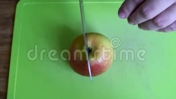 用刀子把苹果切成薄片切成两半视频的预览图