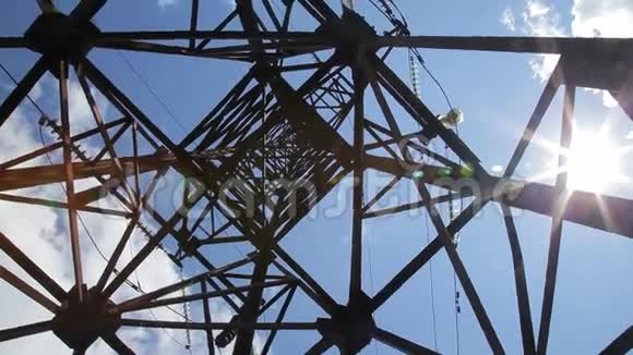 具有天空背景的高压塔高压电源塔架对抗蓝天和太阳光高压电源线视频的预览图